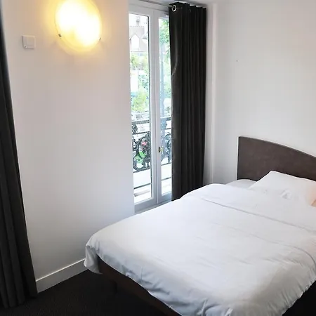 Ξενοδοχείο De La Tour 2*