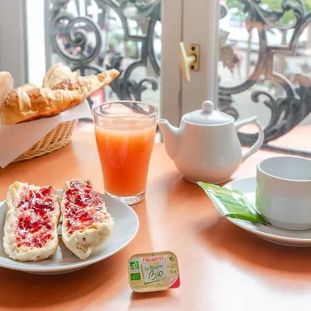 Ξενοδοχείο De La Tour 2*